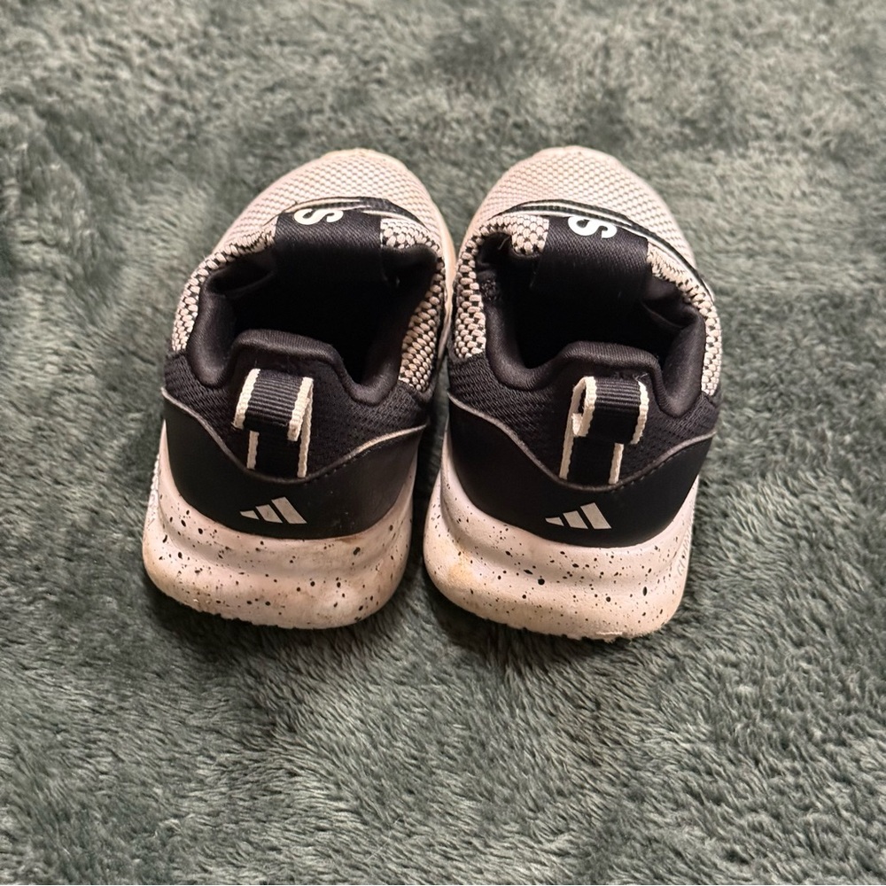 KIDS ADIDAS SIZE 9K - Picture 3 of 7